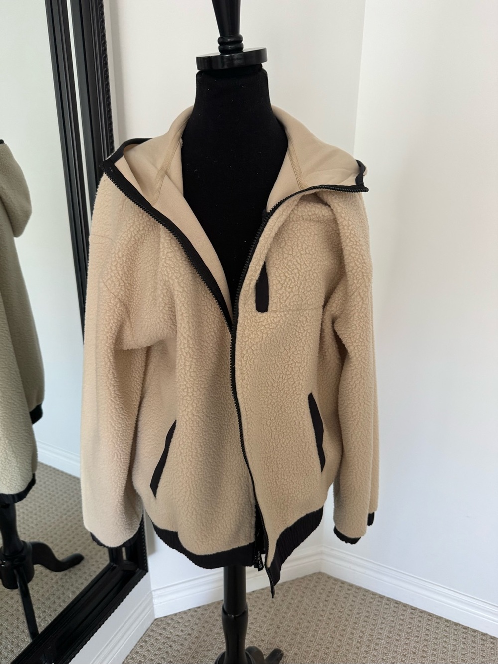Levi's Cream Sherpa Hooded Jacket with Black Trim size small menβs